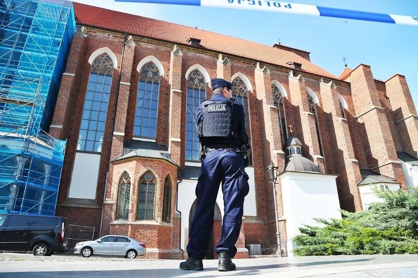 Nożownik próbował zabić księdza w centrum Wrocławia. Grozi mu dożywocie