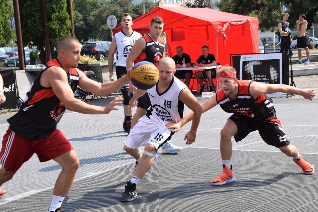 Pod halą widowiskowo-sportową w Inowrocławiu odbył się turniej koszykarski Kujawsko–Pomorskie 3x3 Basket Cup