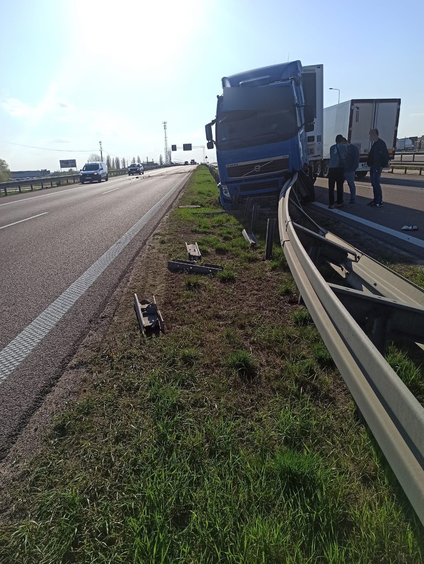 Złotoria. Wypadek ciężarówki na S8. Utrudnienia na drodze...