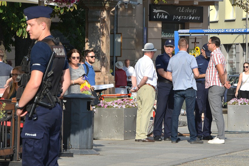 „Kielce przeciw nienawiści" – organizatorzy I Marszu Równości demonstrowali na kieleckim Rynku. Kontra z modlitwą [ZAPIS TRANSMISJI]