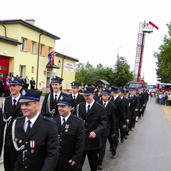 Strażacy w uroczystej paradzie przed swoją gruntownie wyremontowaną placówką w Czeremsze