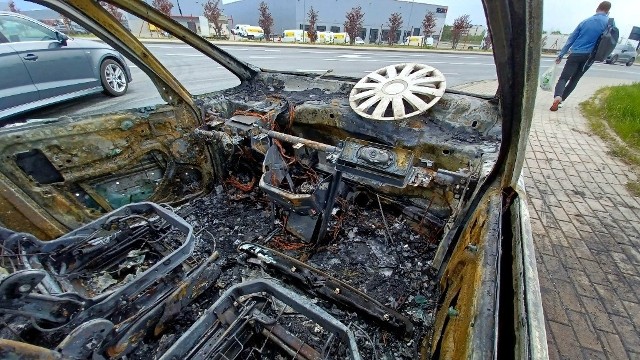 Pożaru samochodu na Kiełczowie nie udało się w porę opanować. Citroen spłonął doszczętnie