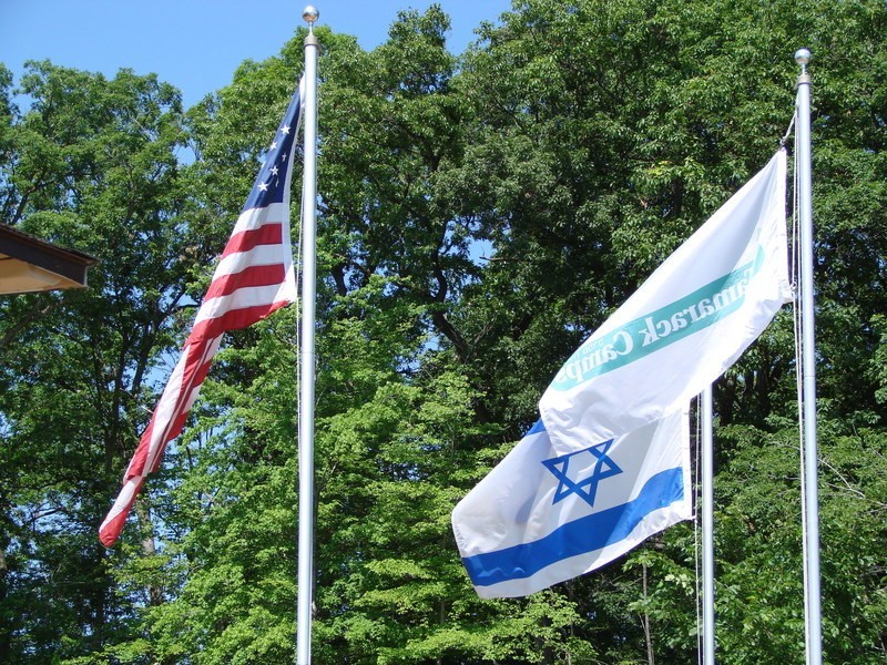 Flagi USA i Izralea powiewają razem w centrum Campu