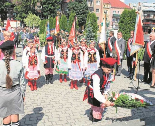 Młodzież składa kwiaty pod pomnikiem z Orłem