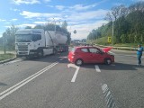 W Czekarzewicach Pierwszych ciężarówka zderzyła się z osobówką. Krajowa trasa 79 zablokowana