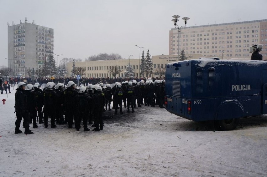 Zamieszki przed siedzibą JSW oczami policjantów biorących...