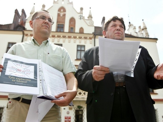 Ireneusz Dzieszko (z lewej) jest przekonany, że w ulotce podał prawdziwe informacje. Na zdjęciu z Wiesławem Walatem, byłym wiceprezydentem Rzeszowa.