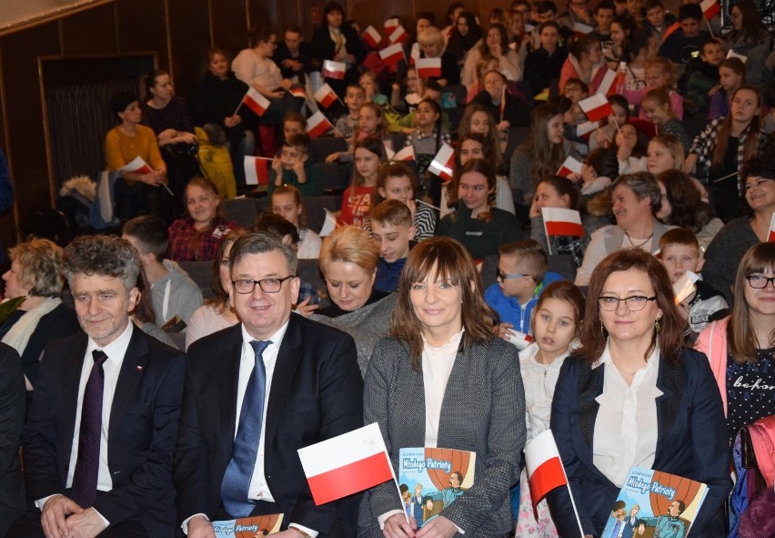 "Korowód Niepodległości" zawitał w poniedziałek do Stąporkowa. Wraz z nim ponad 500 uczniów