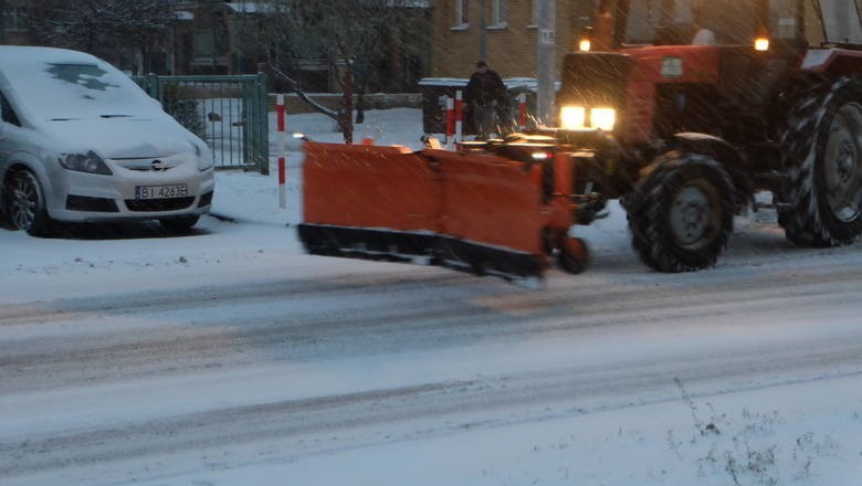 Atak zimy w Podlaskiem 2018. Śnieg zasypał drogi i chodniki. Są pierwsze wypadki i kolizje [ZDJĘCIA]