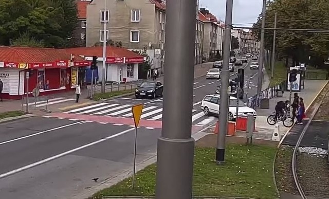 Do dramatycznych scen doszło kilka dni temu  w Gdańsku. Kierowca volkswagena passata gonił rowerzystę. Wjechał za nim na pasy, a później z impetem uderzył w uciekającego kierowcę jednośladu. Po chwili z auta wyszedł pasażer i kilka razy uderzył rowerzystę.FILM I WIĘCEJ INFORMACJI - KLIKNIJ DALEJ