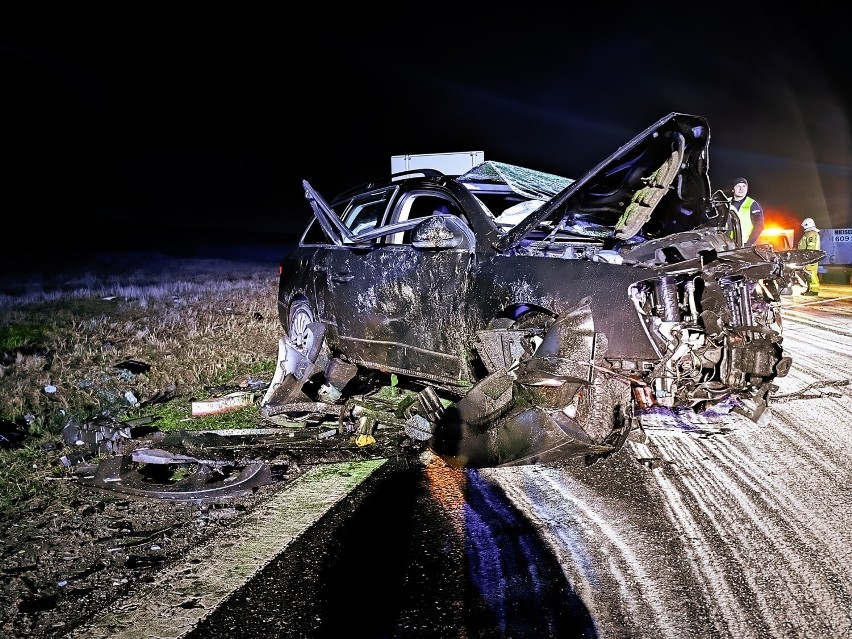 Wypadek na DK8 na Dolnym Śląsku. Osobówki zderzyły się czołowo z potężną siłą. 5 osób poszkodowanych [ZDJĘCIA]