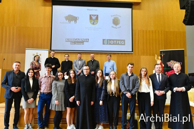 Laureaci diecezjalnego etapu konkursu wiedzy biblijnej, który odbył się w Centrum Wystawienniczo-Konferencyjnym Archidiecezji Białostockiej
