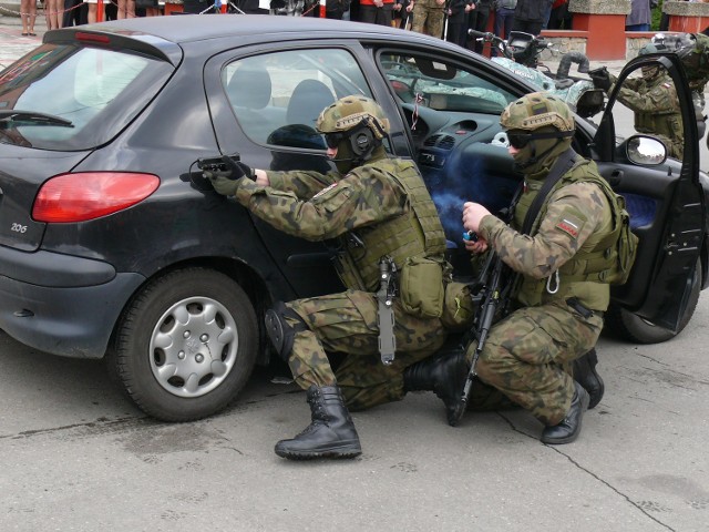 Pokaz dynamiczny w wykonaniu paramilitarnej formacji Jednostki Strzelec 2027, złożonej z uczniów szkoły.