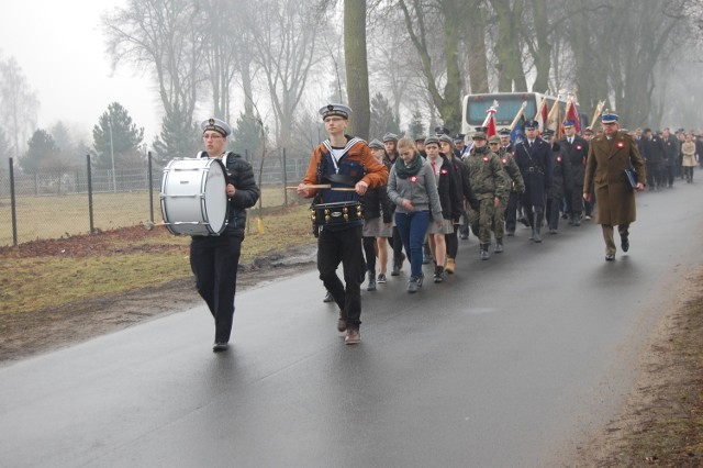 Przy dźwiękach werbli uczestnicy powstania przeszli z kościoła na cmentarz, a następnie do sali widowiskowej w Sadkach