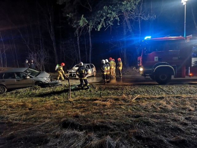 Na leśnym odcinku drogi w gminie Brody zderzyły się dwa samochody. Kierowca volkswagena był pijany.