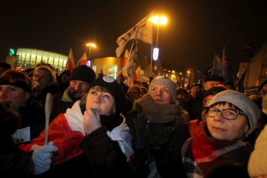 Strajk obywatelski na placu Mickiewicza w Poznaniu