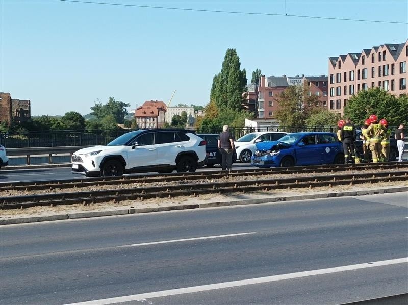 Gdańsk. Kolizja na Podwalu Przedmiejskim. Doszło do zderzenia dwóch aut. ZDJĘCIA