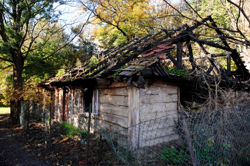 Wiejskie chaty w Nowej Hucie przy ul. Wańkowicza. Skansen "Branice" ma ocalić wiekowe budynki od zapomnienia