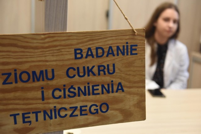 W ramach kolejnej "Środy z profilaktyką" mieszkańcy wielkopolski będą mogli bezpłatnie wykonać badanie poziomu glukozy we krwi, ciśnienia tętniczego, objętości i pojemności płuc (spirometria) oraz tętna i stopnia nasycenia krwi tlenem (pulsoksymetria).