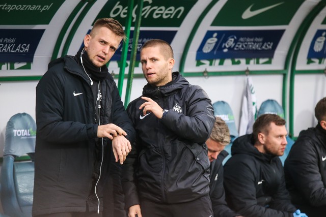 Warta Poznań w tym sezonie PKO Ekstraklasy wygrała do tej pory tylko dwa spotkania - oba na wyjeździe. U siebie Zieloni są najgorszą drużyną w lidze i jako jedyni jeszcze nie zwyciężyli u siebie, na stadionie w Grodzisku Wlkp. Klub postanowił w pierwszym tygodniu listopada zmienić trenera, ale czy przyjdzie "spodziewany efekt nowej miotły"? W pierwszym meczu pod wodzą Dawida Szulczka to nie nastąpiło i zakończył się on porażką z Wisłą Płock 1:2, a my sprawdzamy, czy Warta jest w stanie jeszcze zapunktować lub coś wygrać do końca 2021 roku. Łatwo nie będzie...Przeglądamy rozkład gier Warty Poznań do końca 2021 roku --->