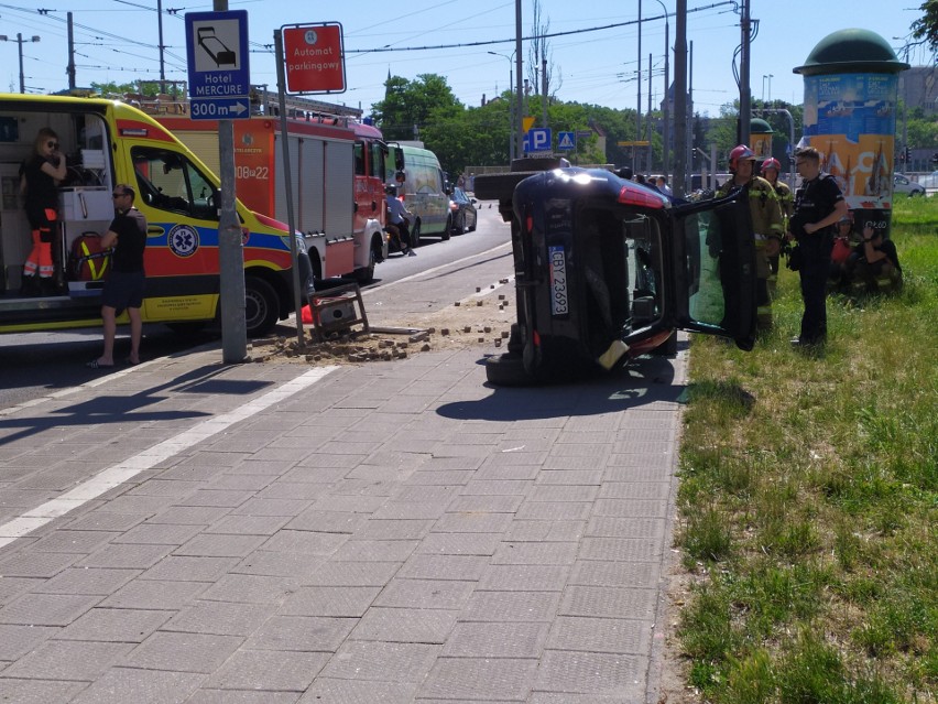 Wypadek na Dąbrowskiego w Poznaniu. Kierowca stracił panowanie nad samochodem i uderzył w pieszą