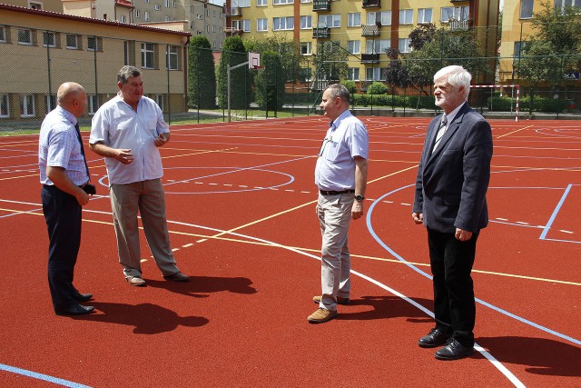 Na zmodernizowanym boisku Liceum Ogólnokształcącym imienia Stefana Czarnieckiego od prawej starosta niżański Robert Bednarz, wykonawca prac Eugeniusz Drabik, dyrektor liceum Jerzy Stelmach i zastępca niżańskiego starosty Adam Mach