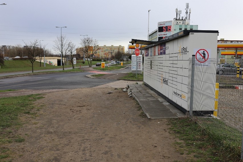 Al. Rzeczypospolitej 4 w Gdańsku. Teren wokół paczkomatu...