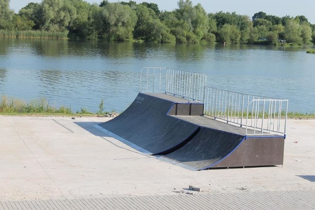 Kąpielisko w Lewinie Brzeskim - to będzie hit tego126-metrowy pomost, piękna plaża, plac zabaw, boiska sportowe, alejki, skatepark i siłownia - to tylko niektóre atrakcje na miejskiej żwirowni. Obecnie trwają ostatnie prace, a otwarcie już 5 lipca.