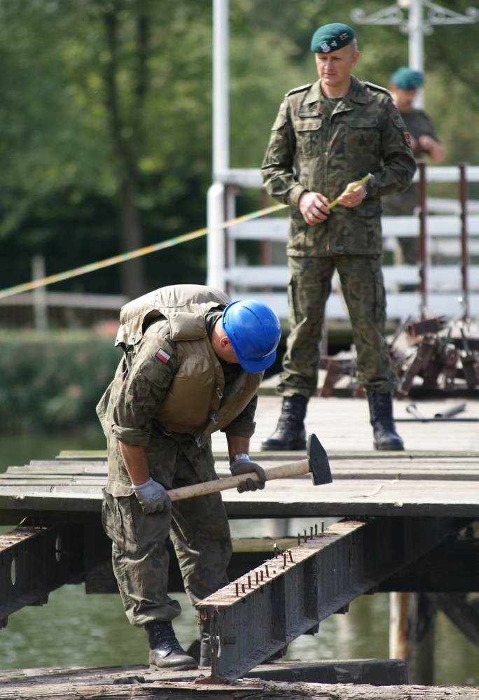 Inowrocław. Wojsko buduje nowy mostek w Solankach