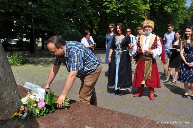 Kwiaty przed pomnikiem poety składa Adrian Szary, za nim Kochanowski-Remigiusz Kutyła i Dorota Podlodowska- Dorota Dobrzańska.