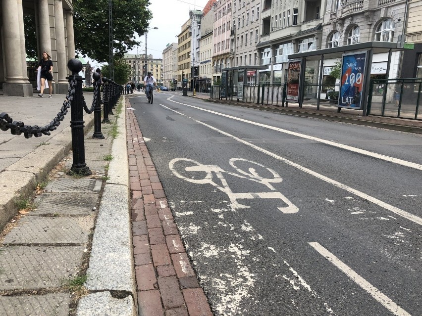 Droga rowerowa przy Empiku według znaków jest zarezerwowana...