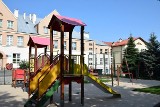 Place zabaw przy szkołach w gminie Mirzec zostały zmodernizowane. Zobacz zdjęcia