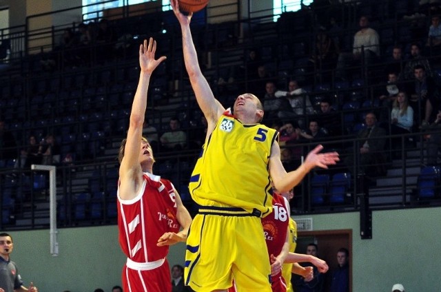 Paweł Piros (numer 5) zdobył w meczu 20 punktów dla radomskiego zespołu. 