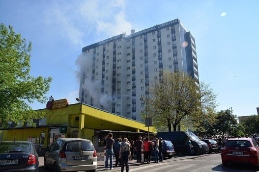 Pożar mieszkania na V piętrze bloku przy ul. Adamieckiego w...