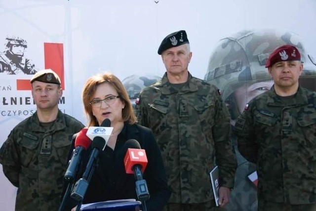 O pikniku wojskowym w Sandomierzu mówiła w poniedziałek na konferencji prasowej poseł Agata Wojtyszek. Więcej zdjęć