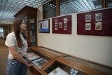 Toruń. W Bibliotece Uniwersyteckiej można oglądać wystawę wyjątkowych pocztówek
