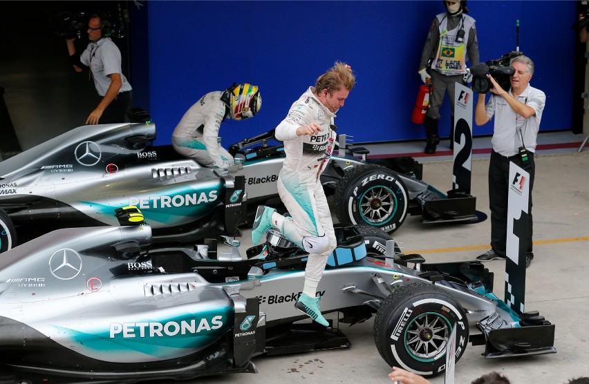 Nico Rosberg już na zewnątrz, Lewis Hamilton wysiada z...