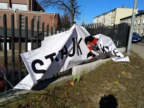 Policja bada sprawę zniszczonego banera strajku kobiet w Bytowie.
