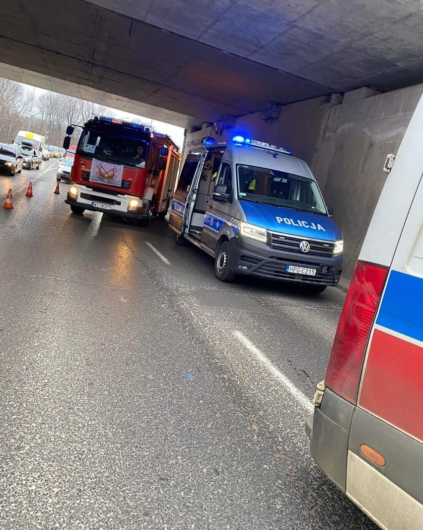 Kraków. Wypadek pod wiaduktem na Powstańców Wielkopolskich. Są ranni