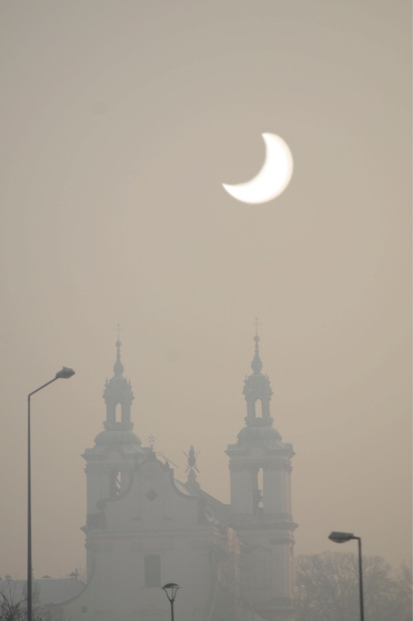 Zaćmienie Słońca nad Krakowem. Zdjęcia z 4 stycznia 2011...