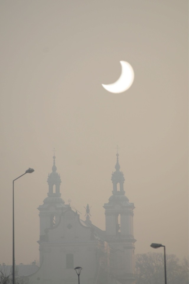 Zaćmienie Słońca nad Krakowem. Zdjęcia z 4 stycznia 2011 roku.