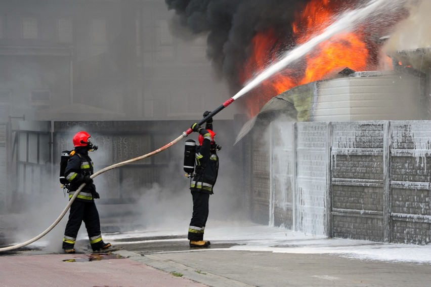 Dziewięć zastępów straży pożarnej gasiło pożar budynku w...