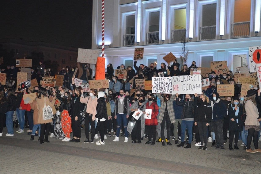 Protest przeciw zaostrzeniu przepisów aborcyjnych w Stalowej Woli. Tłumy dziewczyn, chłopaków, kobiet i mężczyzn [ZDJĘCIA]