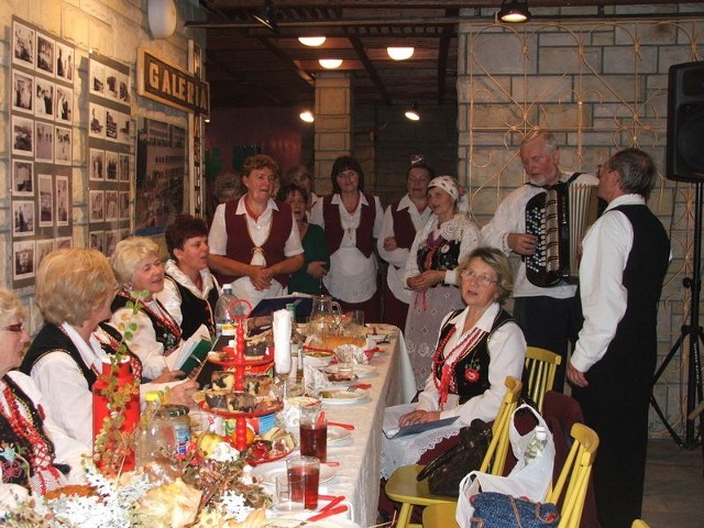 Gdy goście pojedli w ruch poszły instrumenty muzyczne. Były śpiewy i tańce. 