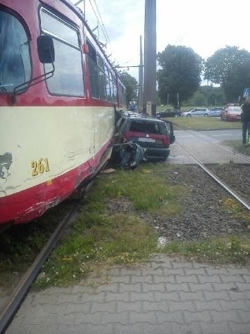 Groźna kolizja w Gorzowie. Osobówka wjechała pod tramwaj (zdjęcia)