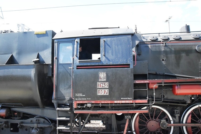 Pociąg retro w Żywcu: tłumy pasażerów obejrzały parowóz