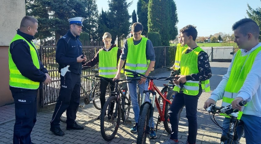 Uczniowie ze szkoły w Przeciszowie razem z policjantami brali udział w akcji kontroli prędkości w ramach  "Odblaskowej Szkoły"[ZDJĘCIA]