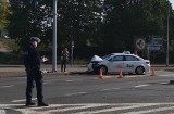 Groźny wypadek w centrum Zielonej Góry. Bolt uderzył w słup. Dwie osoby w szpitalu