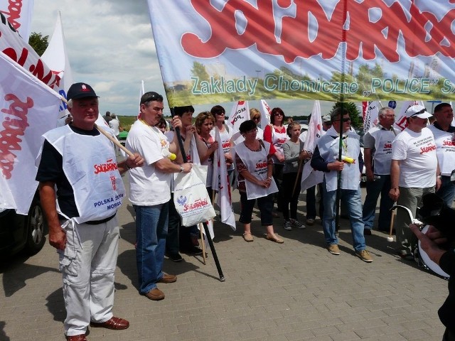 Pkieta była przed bramą fabryki opon.