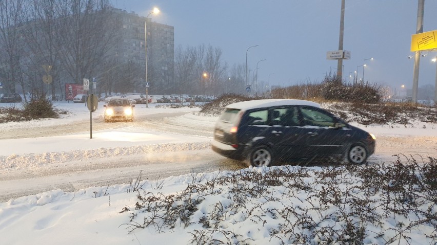 Nocne opady śniegu paraliżują ruch na opolskich drogach....